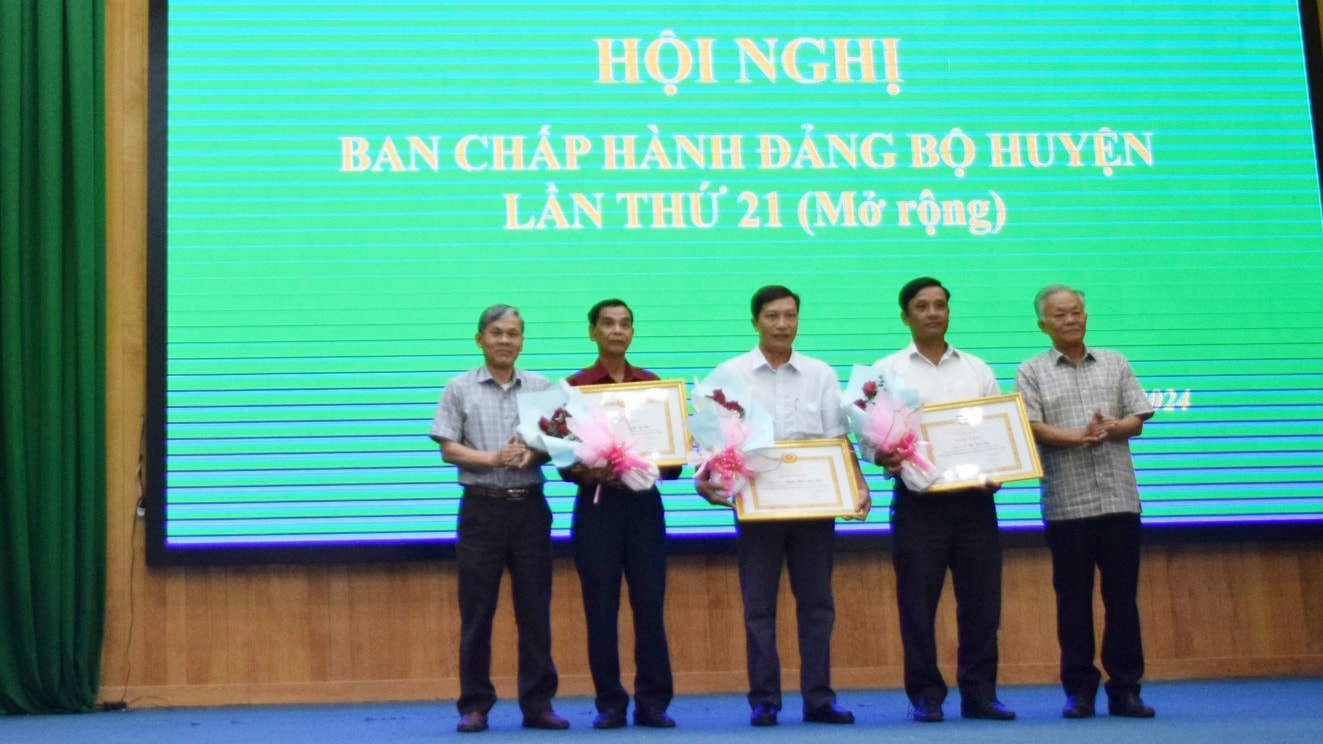 Đồng chí Lê Hồng Khánh - Phó Bí thư Thường trực Huyện ủy và đồng chí Nguyễn Văn Cường - Chủ tịch UBND huyện, trao Bằng khen cho các cá nhân