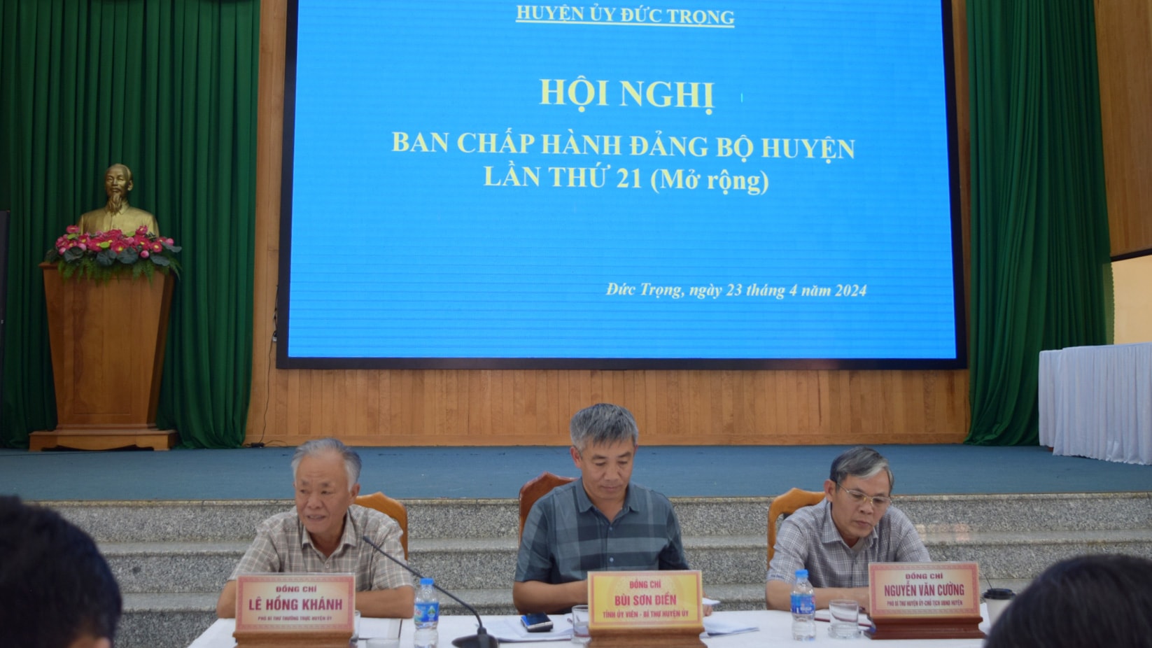 Các đồng chí chủ trì hội nghị