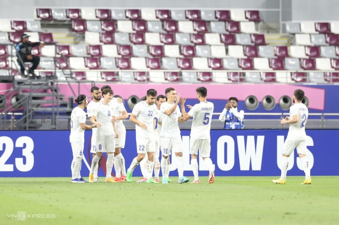 Cầu thủ Uzbekistan mừng bàn mở tỷ số ở trận gặp Việt Nam trên sân Khalifa International, Doha, Qatar hôm 23/4. Ảnh: Đoàn Huynh