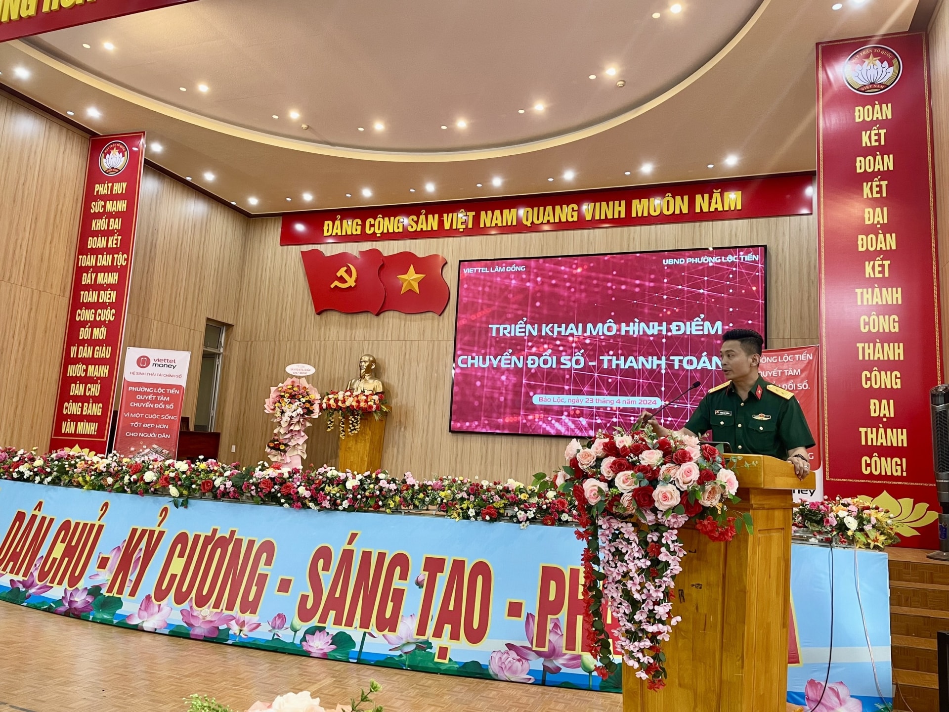 Ông Phùng Bá Thắng - Giám đốc Viettel Lâm Đồng phát biểu tại lễ ký kết
