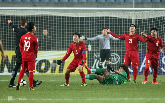 Cầu thủ Việt Nam (áo đỏ) phản ứng quyết định trọng tài trong trận thắng Iraq ở tứ kết U23 châu Á 2018. Ảnh: Anh Khoa
