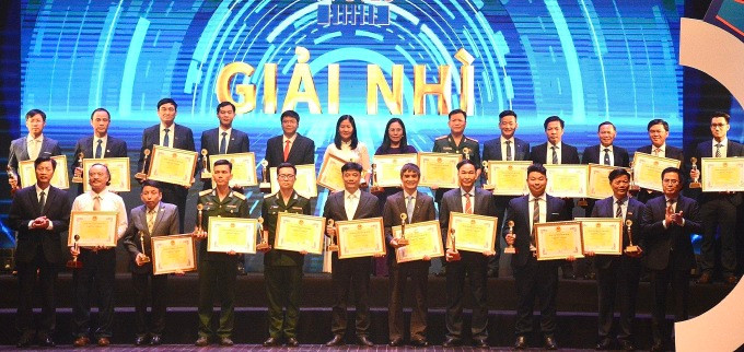 Thứ trưởng Khoa học và Công nghệ Nguyễn Hoàng Giang (ngoài cùng hàng đầu bên phải) trao giải cho các tác giả đoạt giải nhì. Ảnh: La Duy