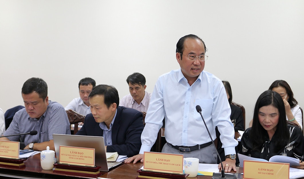 Đại diện lãnh đạo Sở Văn hóa - Thể thao và Du lịch thông tin về những sản phẩm mới phục vụ du khách trong dịp nghỉ lễ 30/4, 1/5
