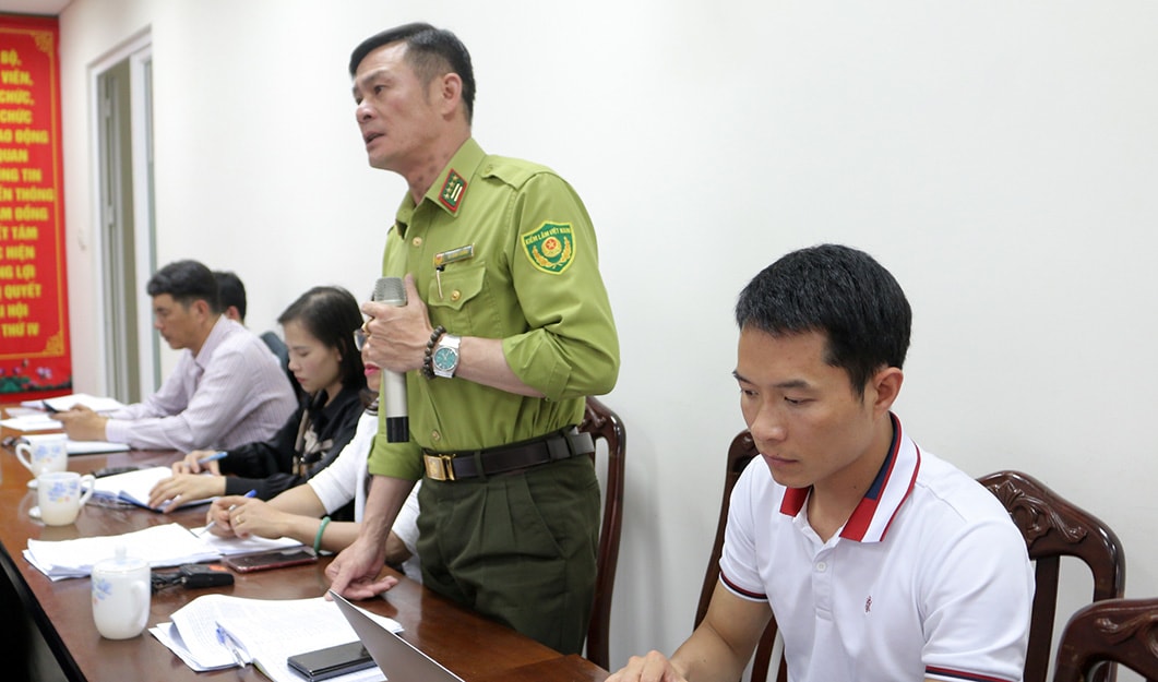 Đại diện lãnh đạo Sở Nông nghiệp và Phát triển nông thôn thông tin về khu dân cư Núi Voi và công tác bảo vệ rừng tại khu vực này