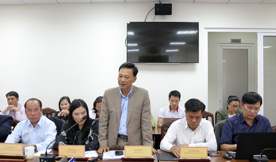 Đại diện lãnh đạo Sở Xây dựng thông tin về công trình xây dựng sân Gold Đồi Cù
