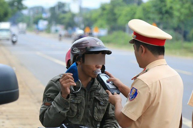 Mạnh tay xử lý 'ma men' ở Đắk Nông, đảm bảo an toàn giao thông dịp nghỉ lễ- Ảnh 2.