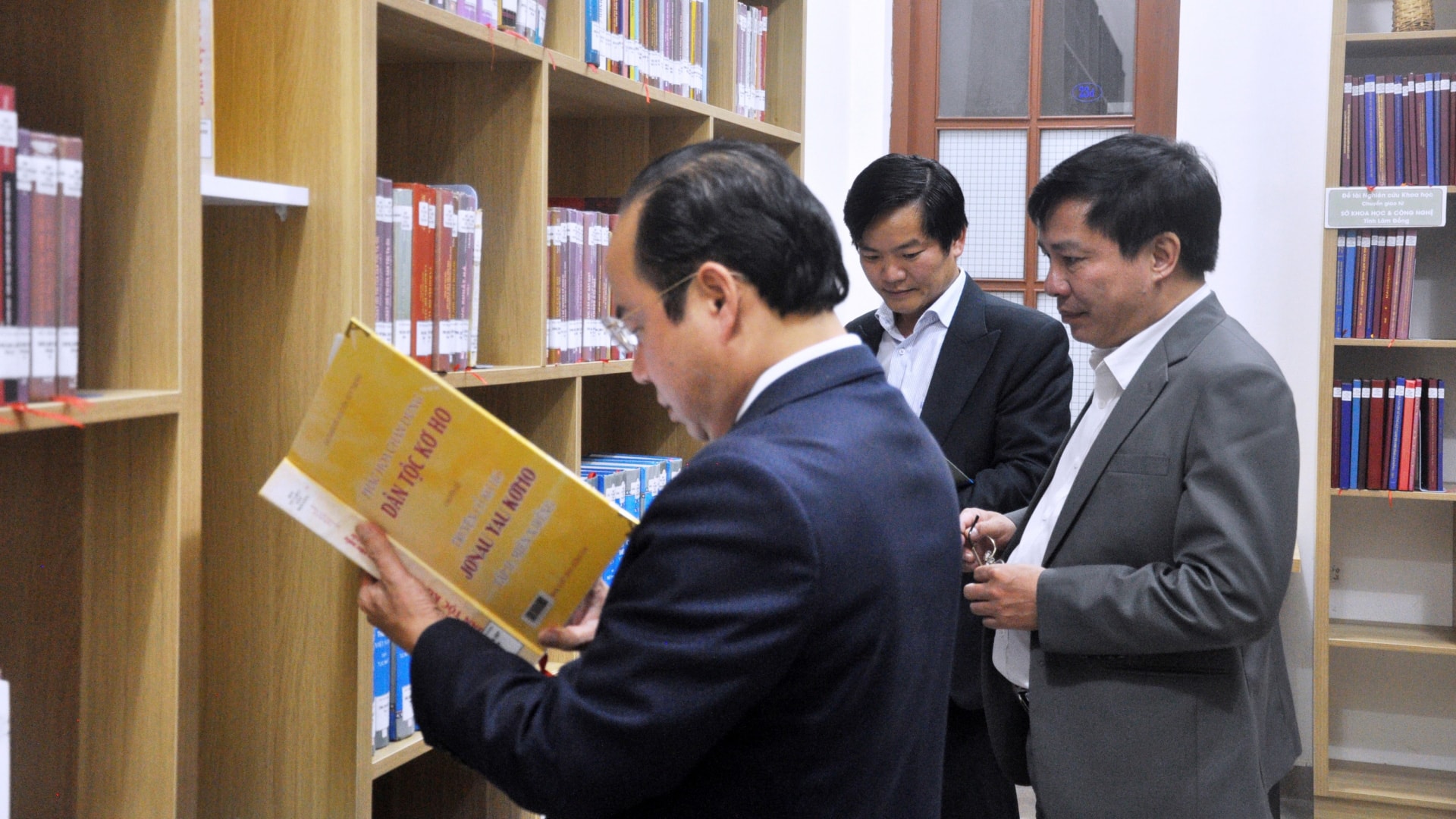 Các đại biểu thăm quan và khám phá không gian đọc mới