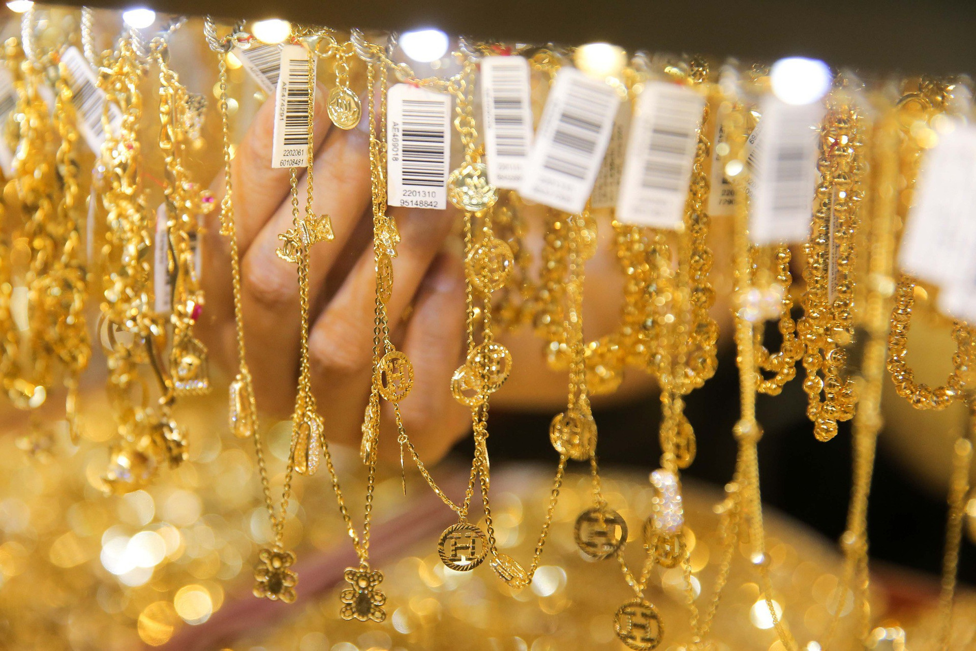 Giá vàng hôm nay 22/4: Vàng SJC giảm 1,7 triệu đồng/lượng ngay khi mở cửa