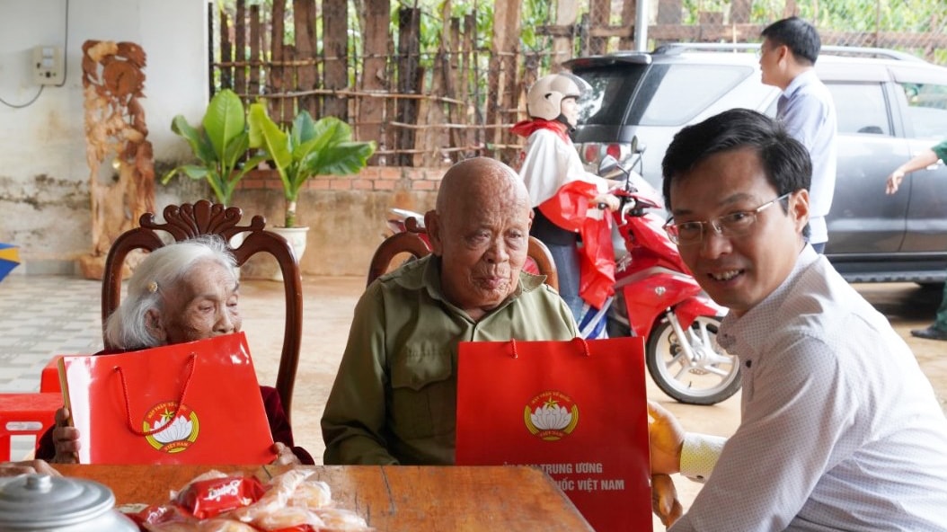 Bí thư Huyện ủy Di Linh Đinh Văn Tuấn thăm hỏi, tặng quà vợ chồng cựu chiến binh Nguyễn Thị Khuyên và Nguyễn Hữu Hòe (xã Đinh Lạc)