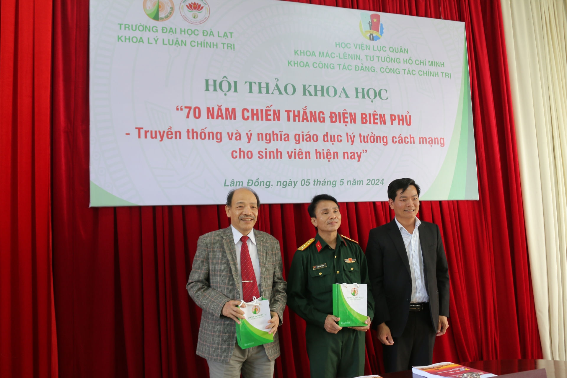 TS. Mai Minh Nhật – Phó Hiệu trưởng Trường Đại học Đà Lạt tặng quà lưu niệm cho các đại biểu TS. Mai Minh Nhật – Phó Hiệu trưởng Trường Đại học Đà Lạt 
