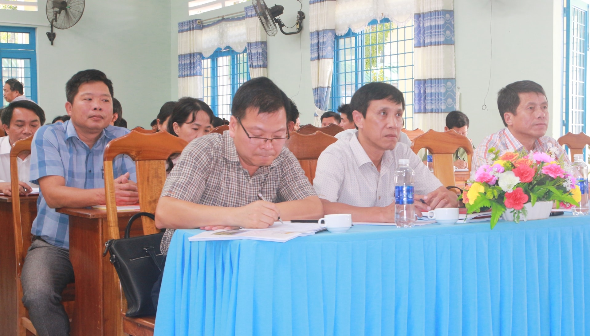 Các đại biểu tham dự buổi tiếp xúc cử tri