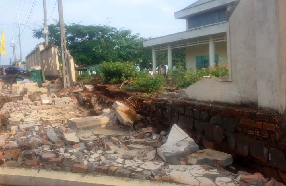 Tường rào một trường tiểu học ở Đắk Nông lại đổ sập