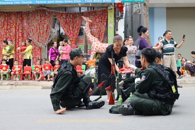 Tình cảm ấm áp của người dân Điện Biên dành cho lực lượng diễu binh, diễu hành - Ảnh 2.