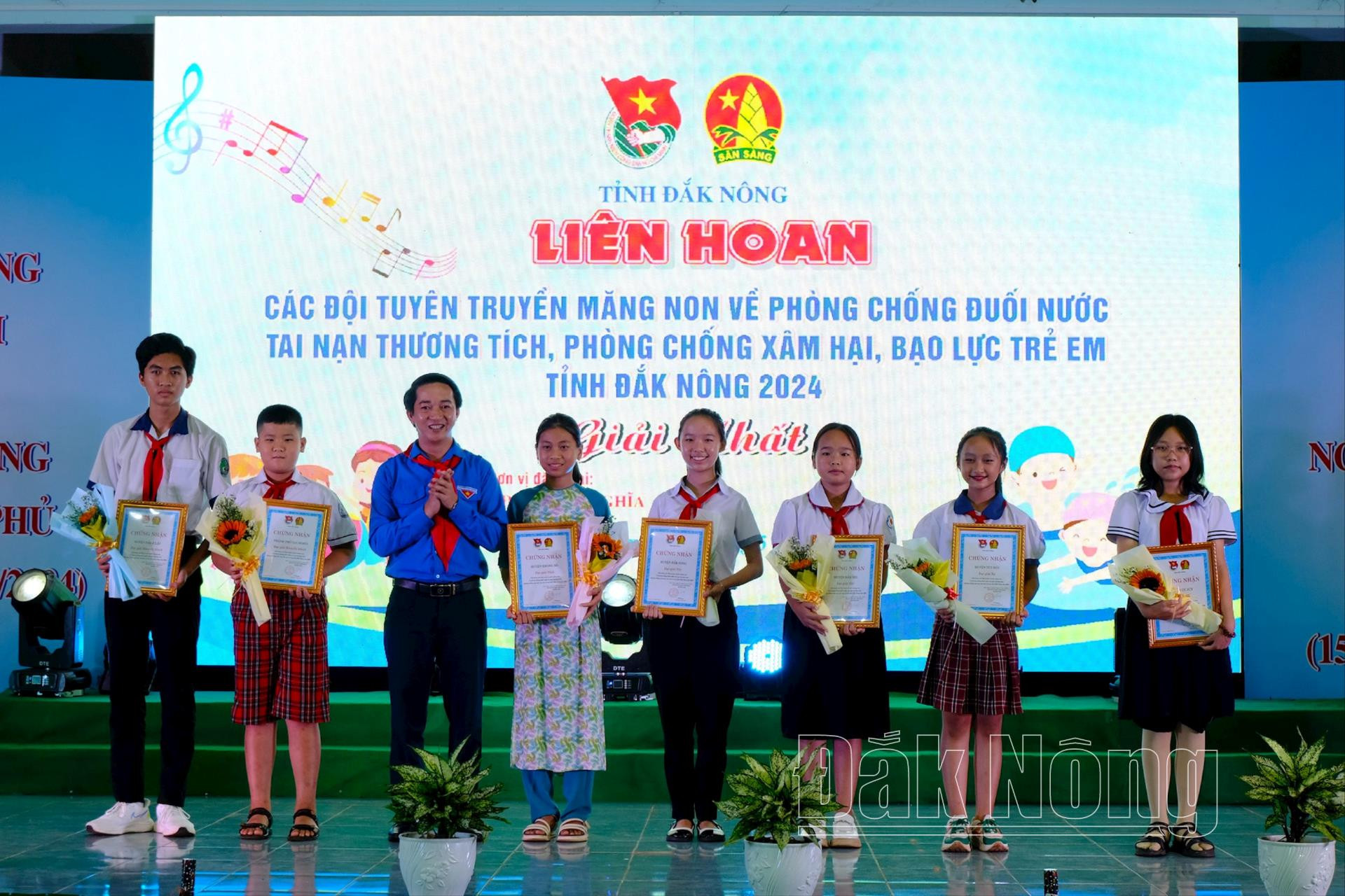 Đồng chí Trương Văn Bình, Bí thư Tỉnh đoàn, Chủ tịch Hội Liên hiệp Thanh niên Việt Nam tỉnh Đắk Nông trao tặng giấy khen và hoa cho cacác thí sinh đoạt giải