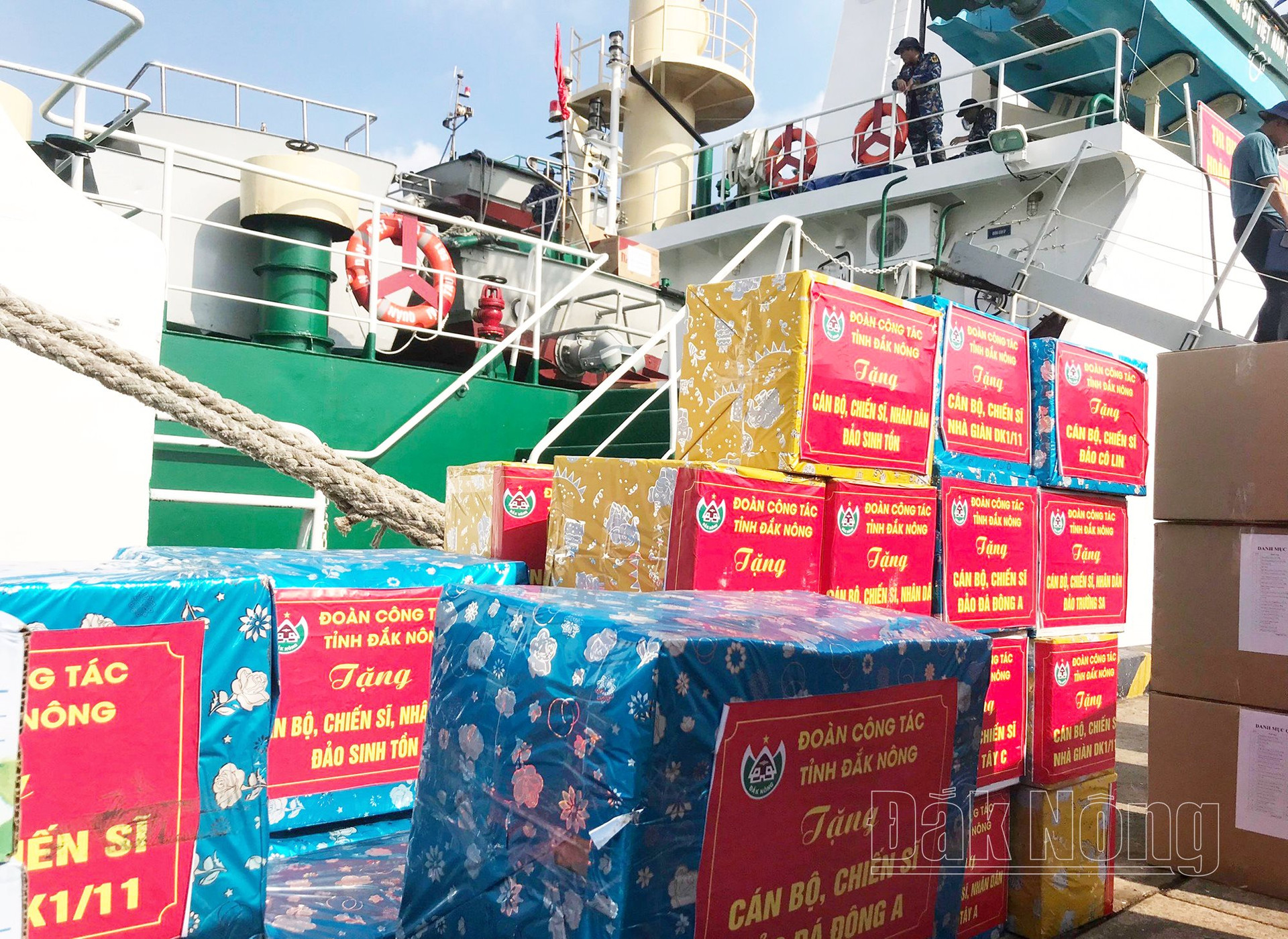 Hàng hoá, quà tặng của tỉnh Đắk Nông tchuẩn bị đưa lên tàu ra Trường Sa