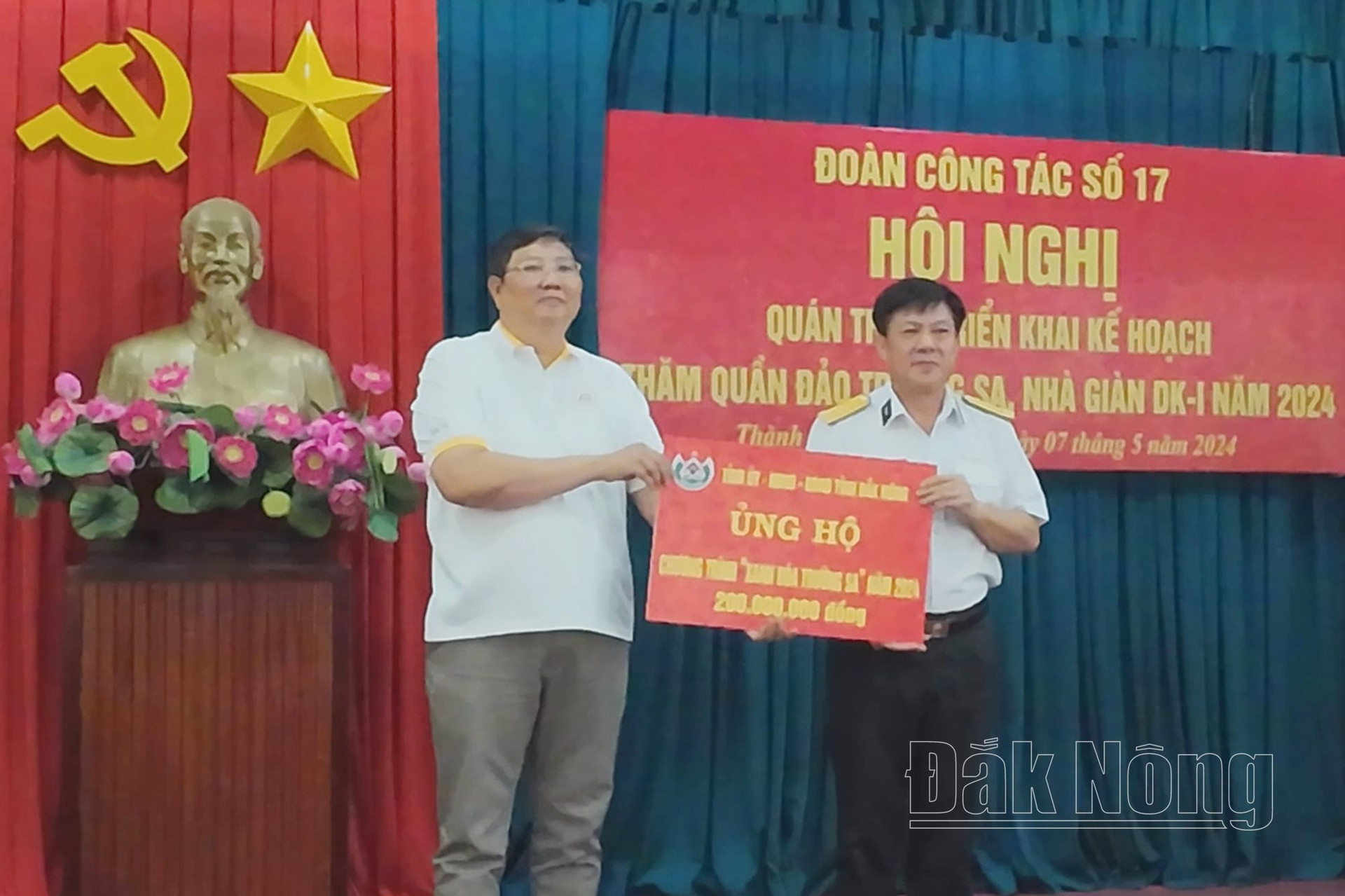 Đồng chí Lê Văn Chiến, UVBTVTU, Phó Chủ tịch Thường trực UBND tỉnh trao 200 triệu đồng ủng hộ Chương trình “Xanh hóa Trường Sa”