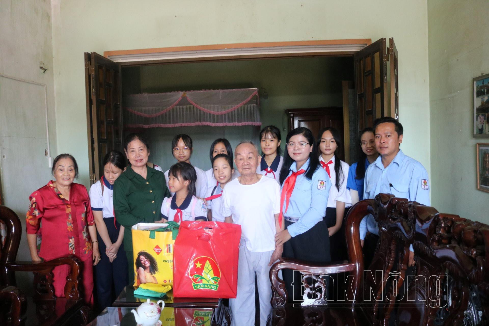 Các em thiếu nhi đến thăm gia đình cụ Nguyễn Hữu Thái, chiến sĩ tham gia chiến đấu tại chiến trường Điện Biên Phủ