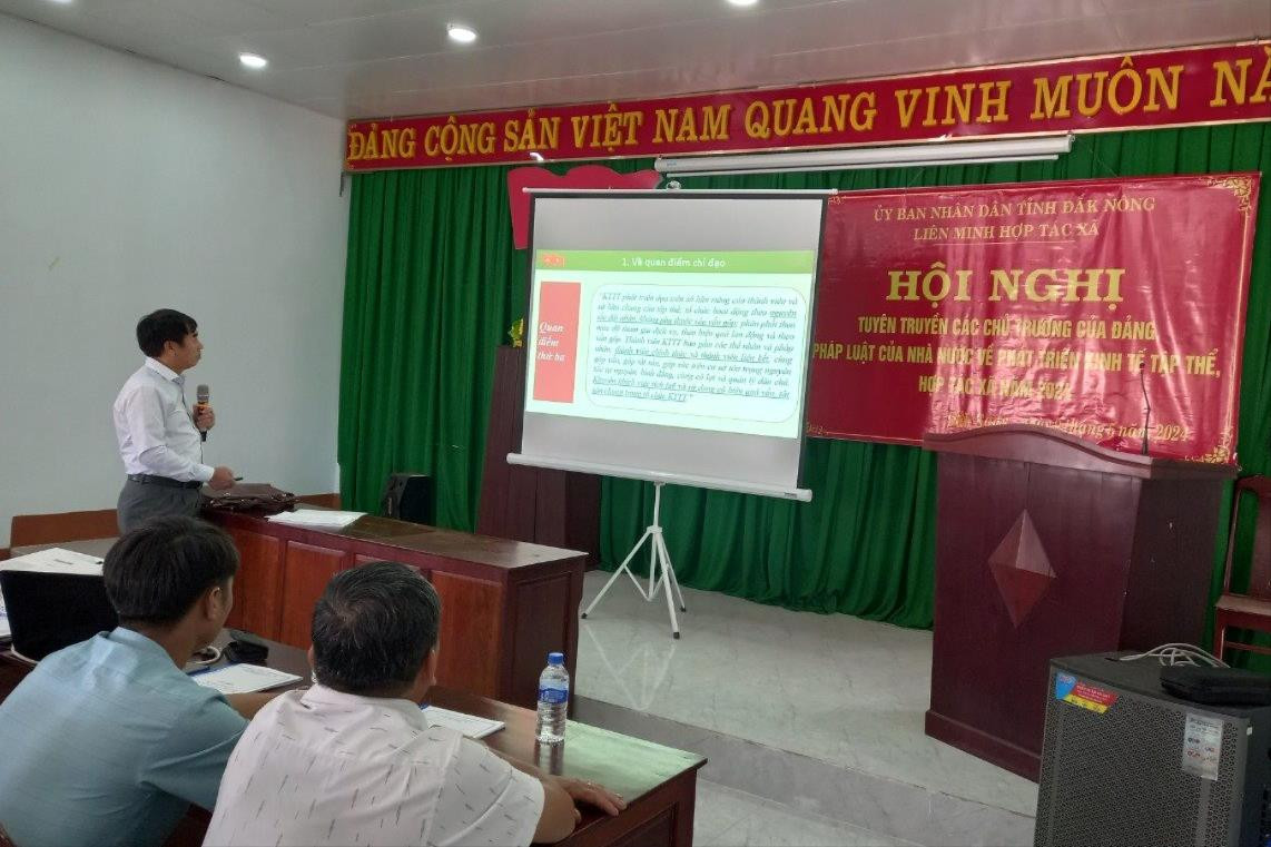 Nông dân Đắk Song được tập huấn kiến thức về phát triển kinh tế tập thể