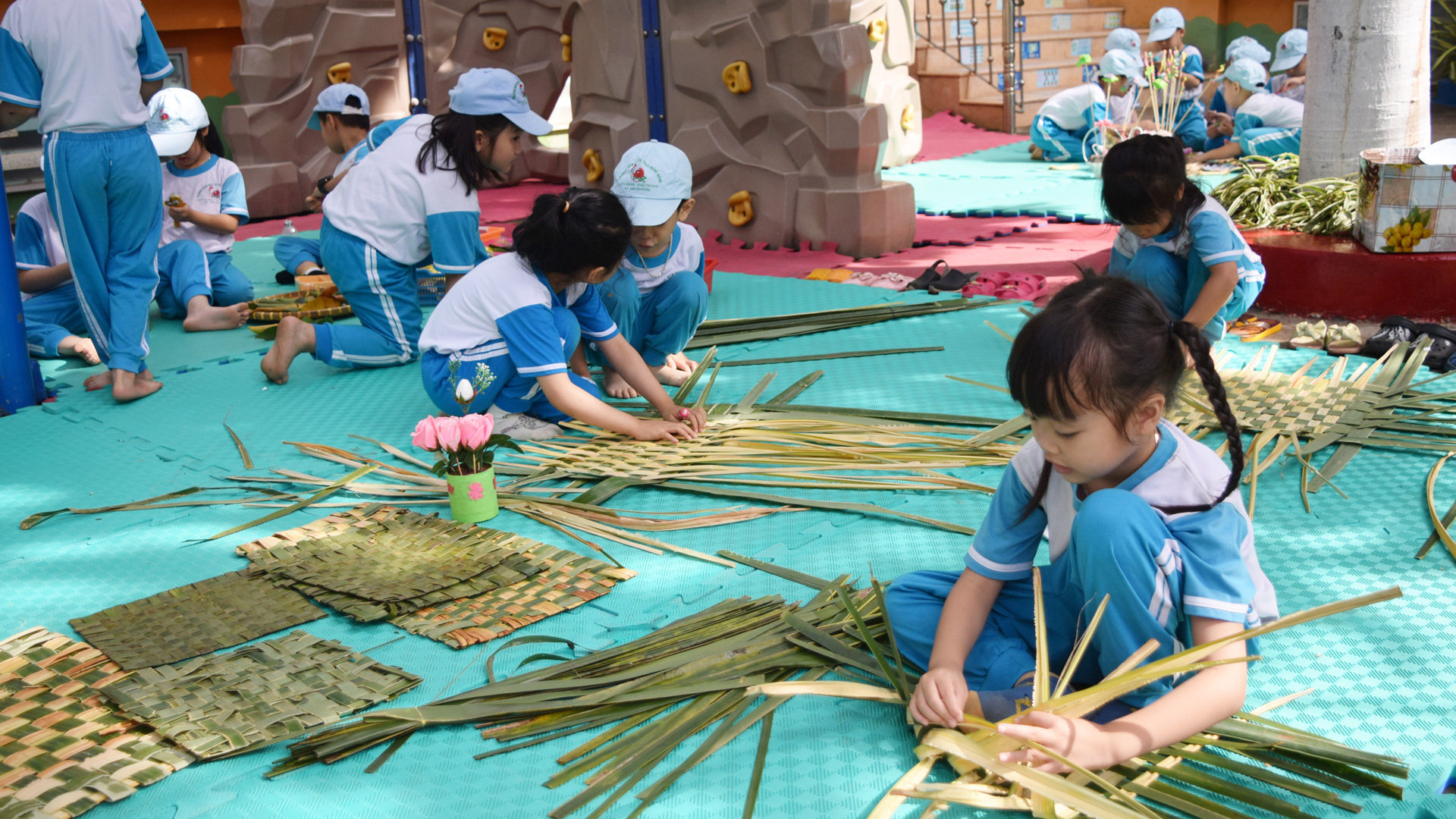 Các em học sinh Trường Mầm non tư thục Bông Hồng tham gia các hoạt động trải nghiệm