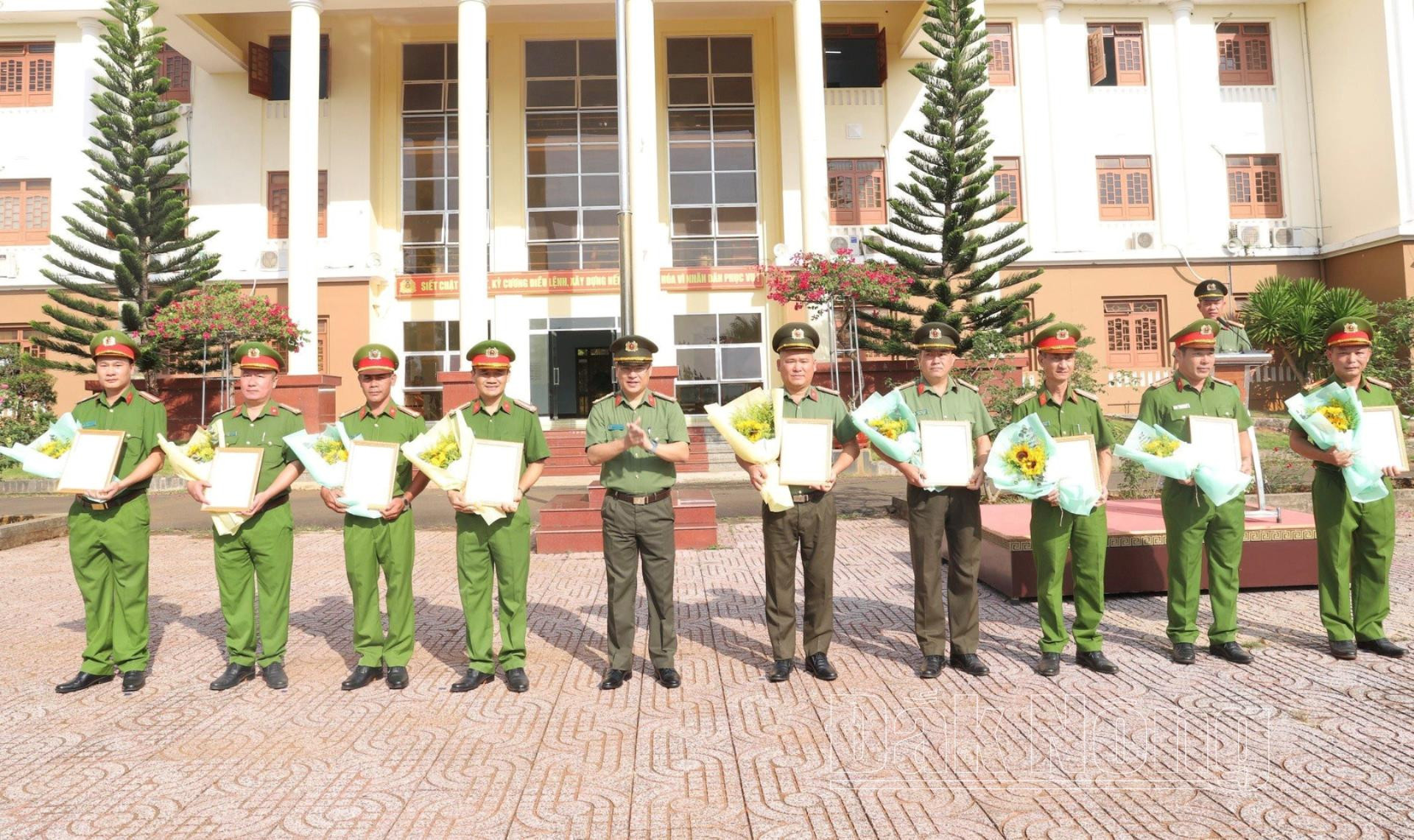 Thừa ủy quyền của Bộ Công an, Gíám đốc Công an tỉnh Đắk Nông trao thưởng cho các đơn vị