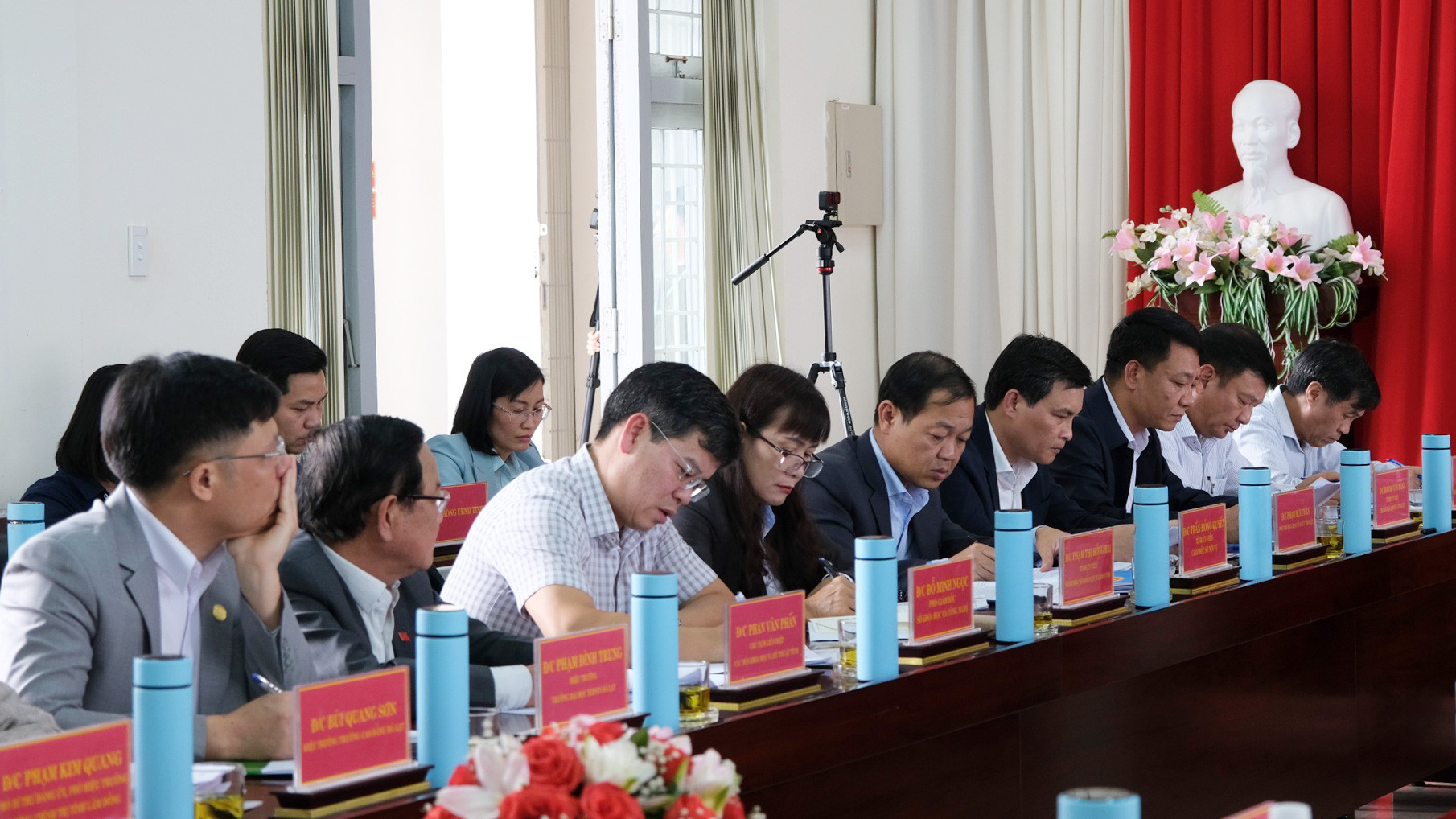 Đại diện lãnh đạo các sở, ban, ngành tham gia buổi làm việc