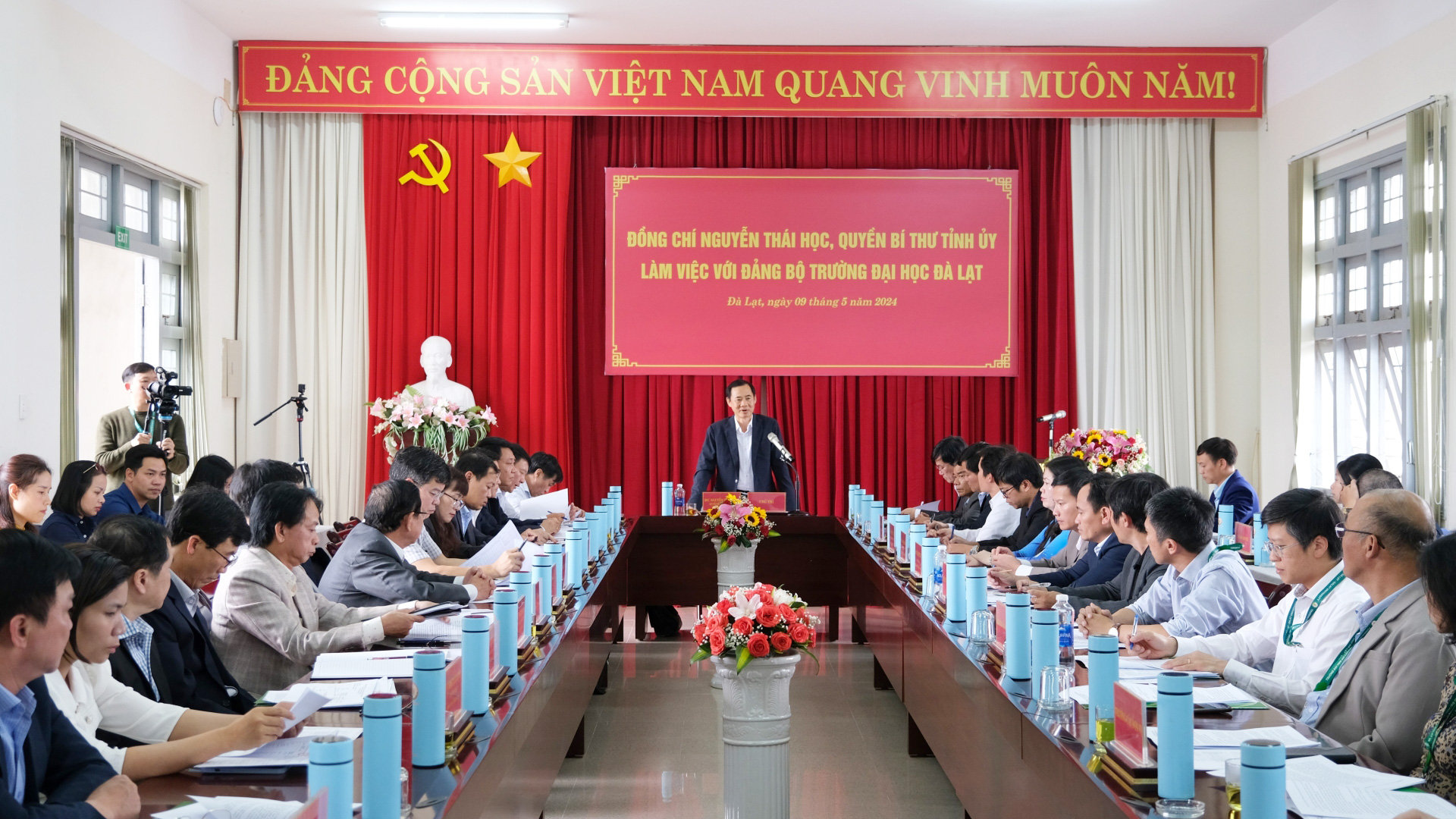 Quang cảnh buổi làm việc