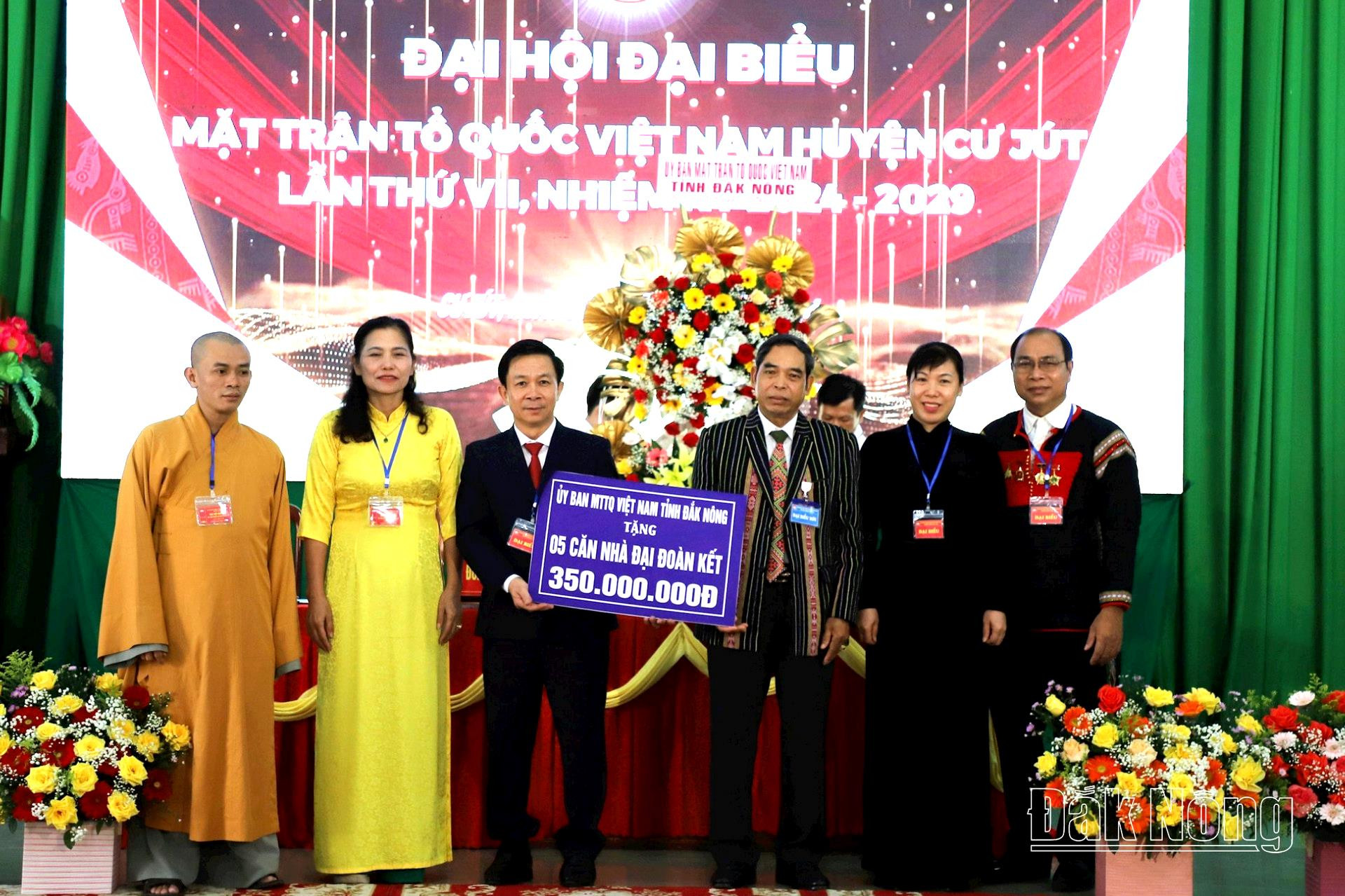 Đồng chí Điểu Xuân Hùng, UVBTV, Chủ tịch Ủy ban MTTQVN tỉnh Đắk Nông tặng hoa chúc mừng đại hội và tặng Ủy ban MTTQ huyện Cư Jút 350 triệu đồng để xây nhà Đại đoàn kết cho người nghèo