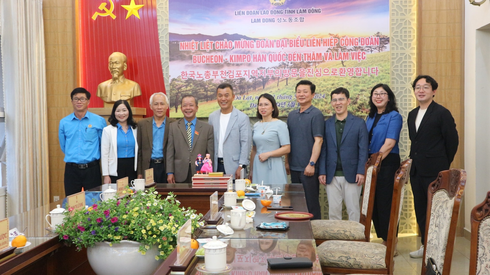 LĐLĐ Lâm Đồng, LĐLĐ Bắc Ninh và Liên hiệp Công đoàn thành phố Bucheon chụp hình lưu niệm