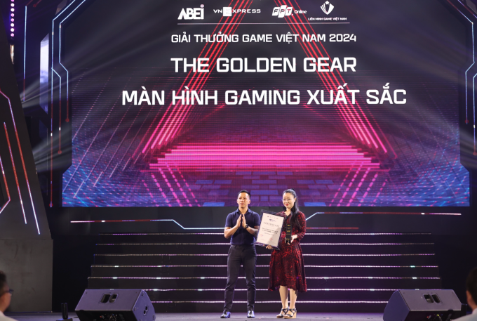Đại diện LG nhận giải Màn hình Gaming xuất sắc. Ảnh: Quỳnh Trần