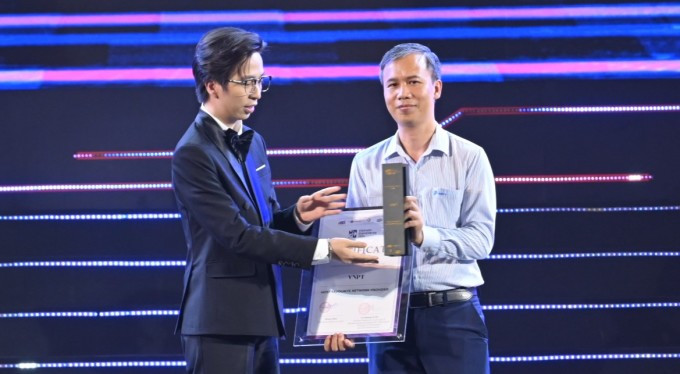 Đại diện VNPT nhận giải thưởng Nhà mạng được yêu thích. Ảnh: Quỳnh Trần