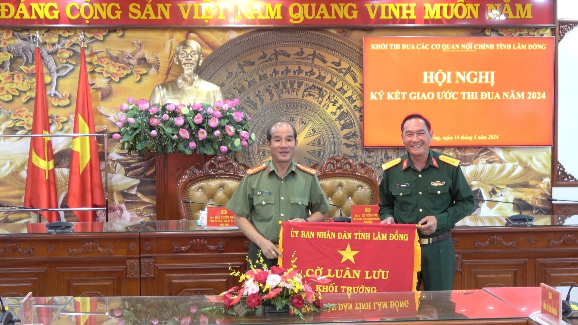Lãnh đạo Bộ Chỉ huy quân sự tỉnh đã bàn giao cờ luân lưu khối trưởng năm 2024 cho lãnh đạo Công an tỉnh - Đơn vị khối trưởng năm 2024