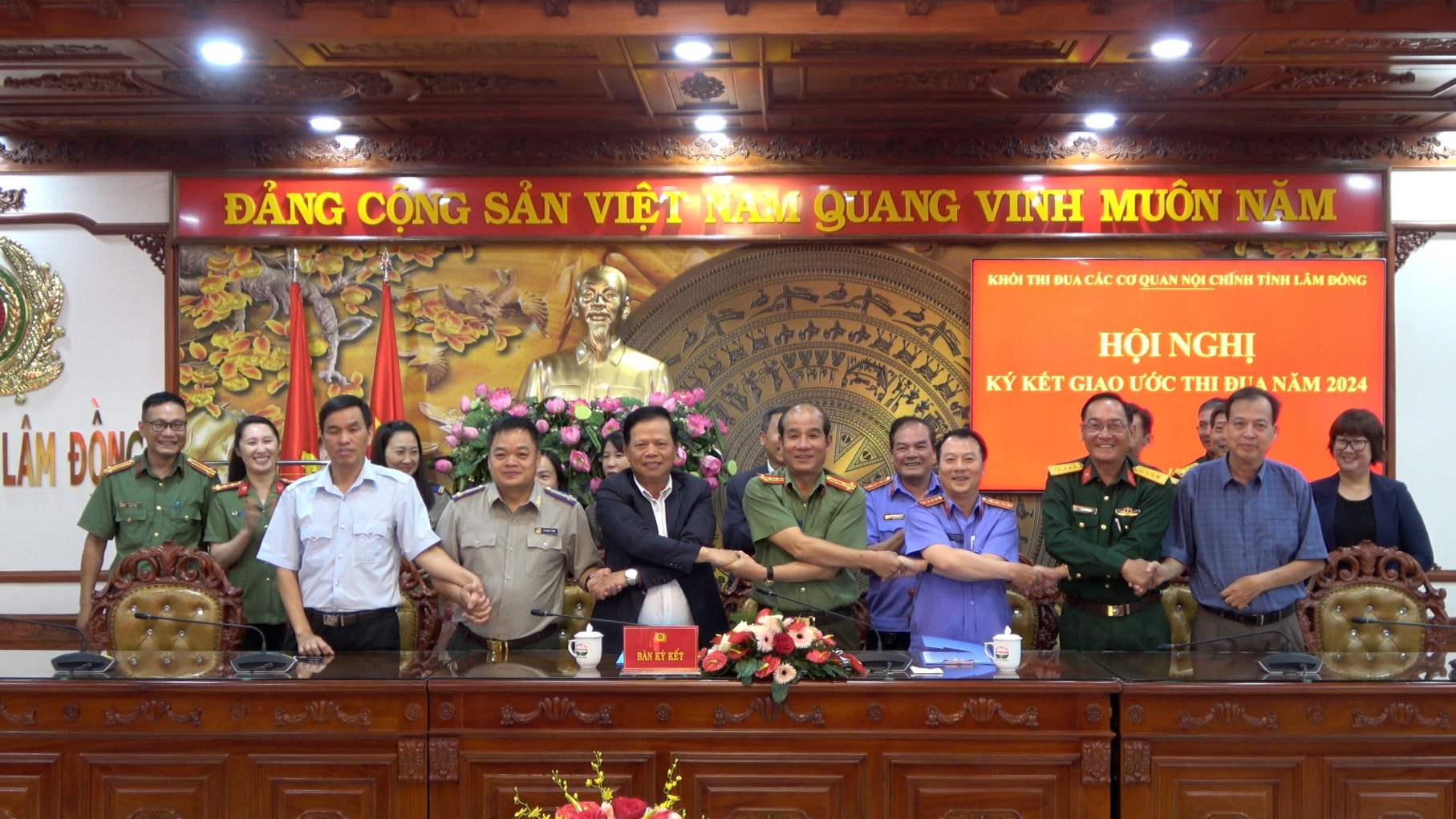 Các đơn vị tiến hành ký kết kết giao ước và phát động phong trào thi đua năm 2024
