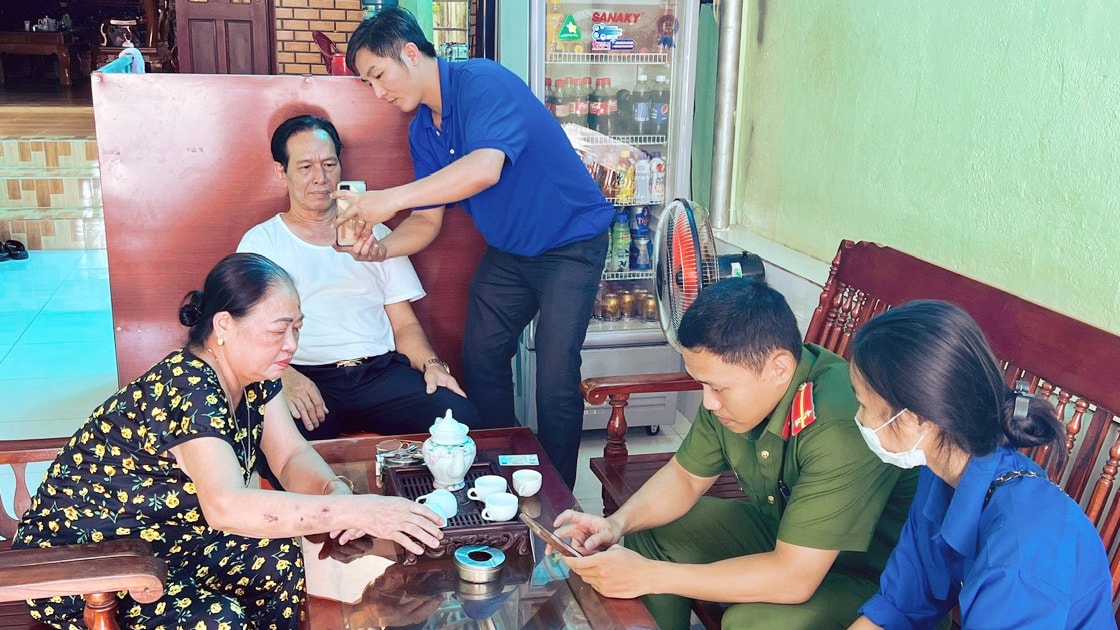 Đoàn viên, thanh niên và cán bộ, chiến sĩ Công an huyện Đạ Huoai hỗ trợ cài đặt ứng dụng VNeID cho người dân trên địa bàn