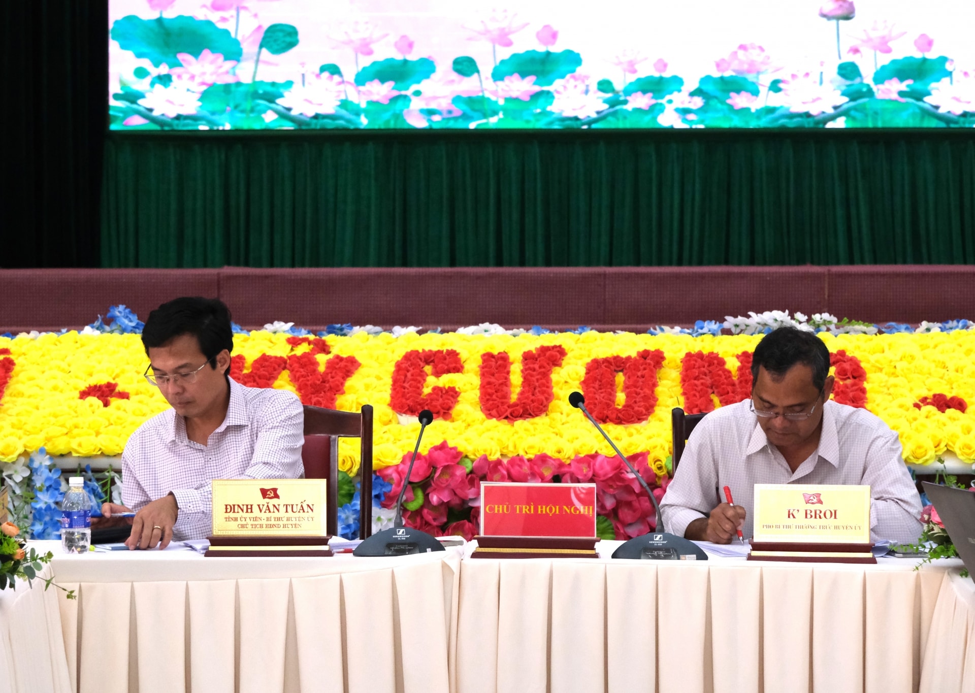 Các đồng chí chủ trì Hội nghị
