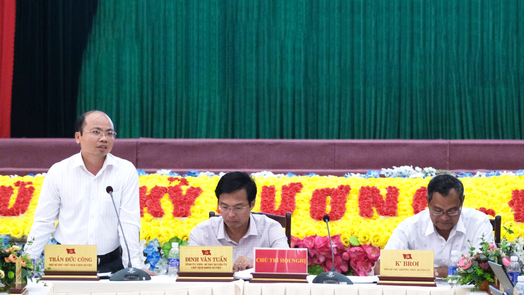 Các đồng chí chủ trì Hội nghị