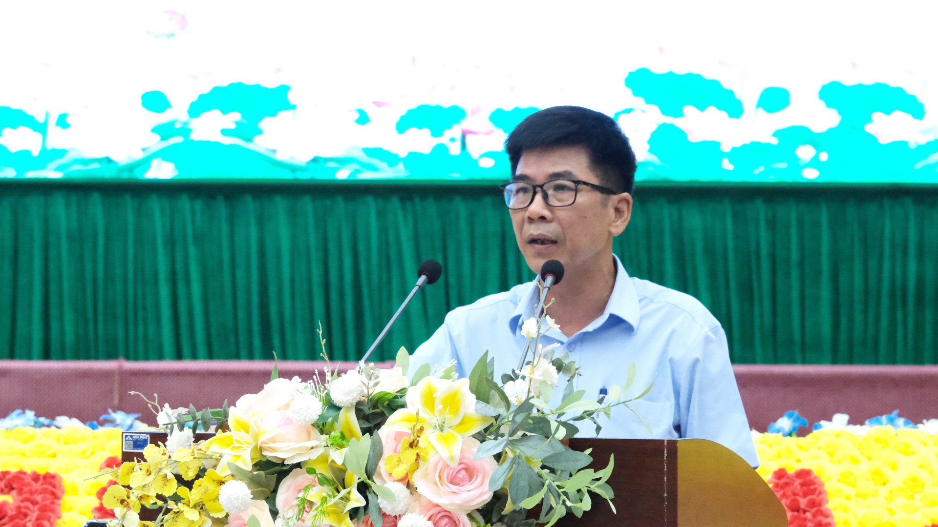 Đại biểu trình bày tham luận tại Hội nghị