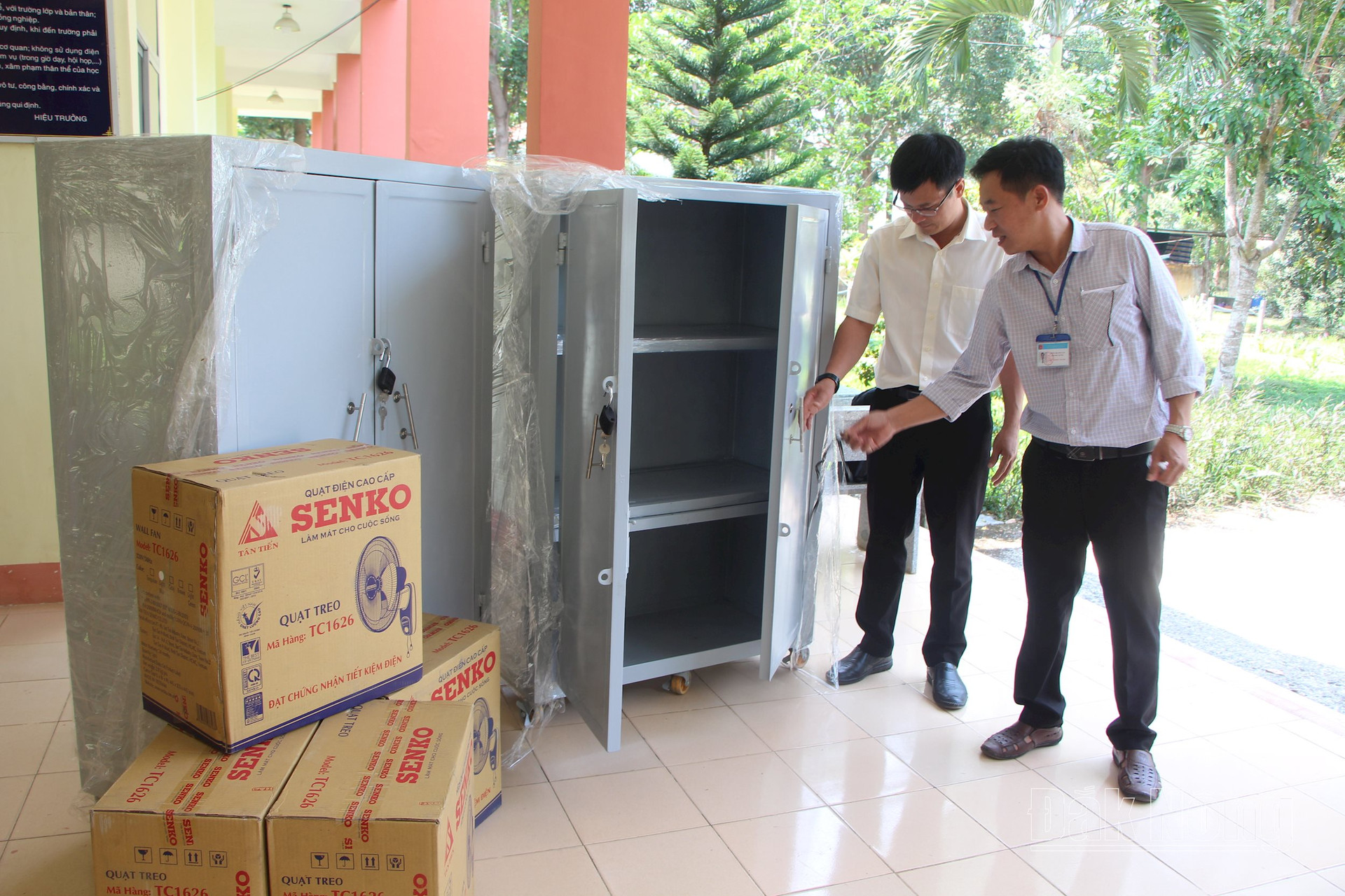 Trường THPT Hùng Vương đầu tư kinh phí mua hai tủ đựng đề thi và bài thi của thí sinh; mua mới quạt treo tường gắn tại các phòng được chọn làm phòng thi