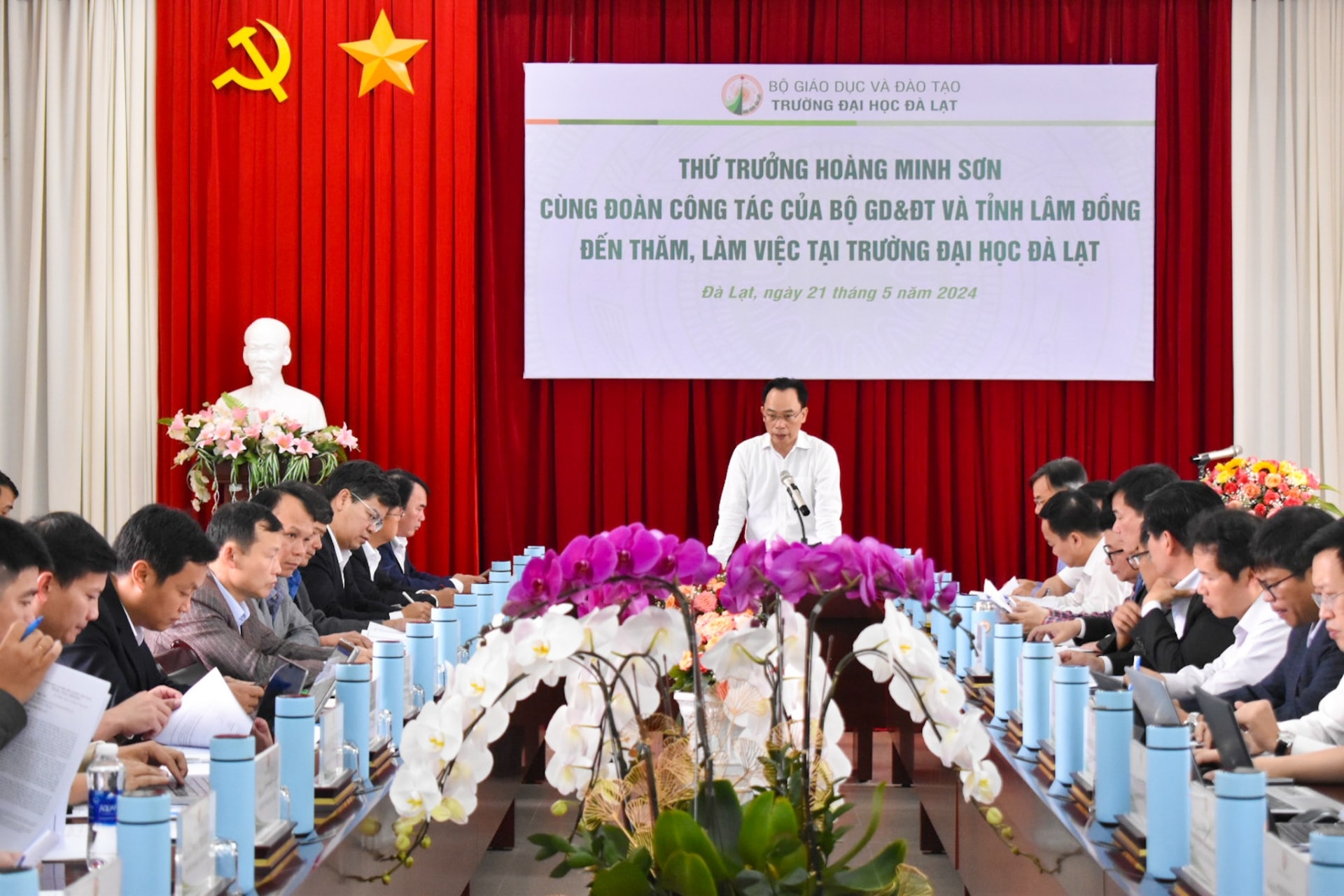 Quang cảnh buổi làm việc 