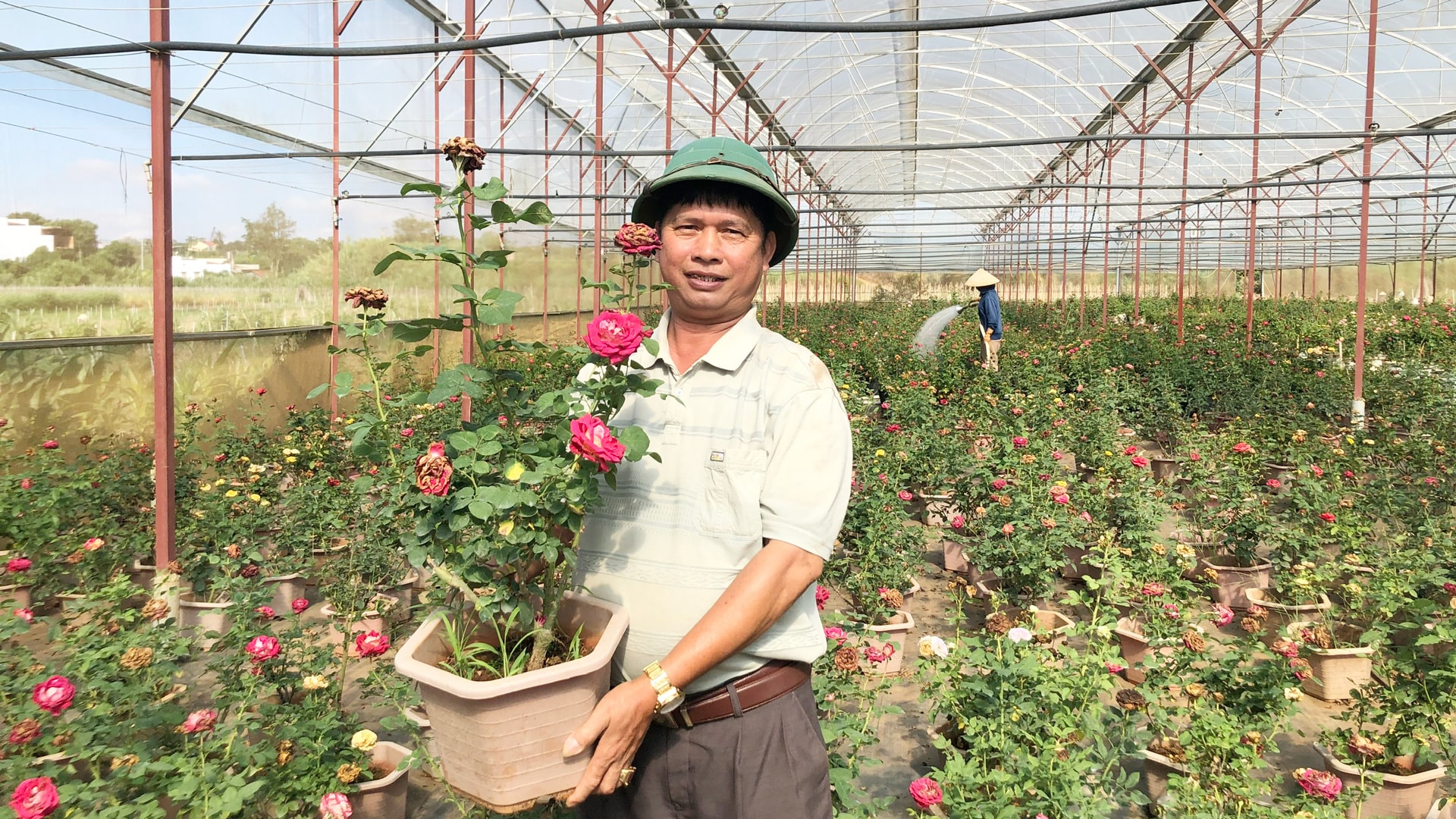 Ông Thân Văn Bảo giới thiệu sản phẩm hồng chậu