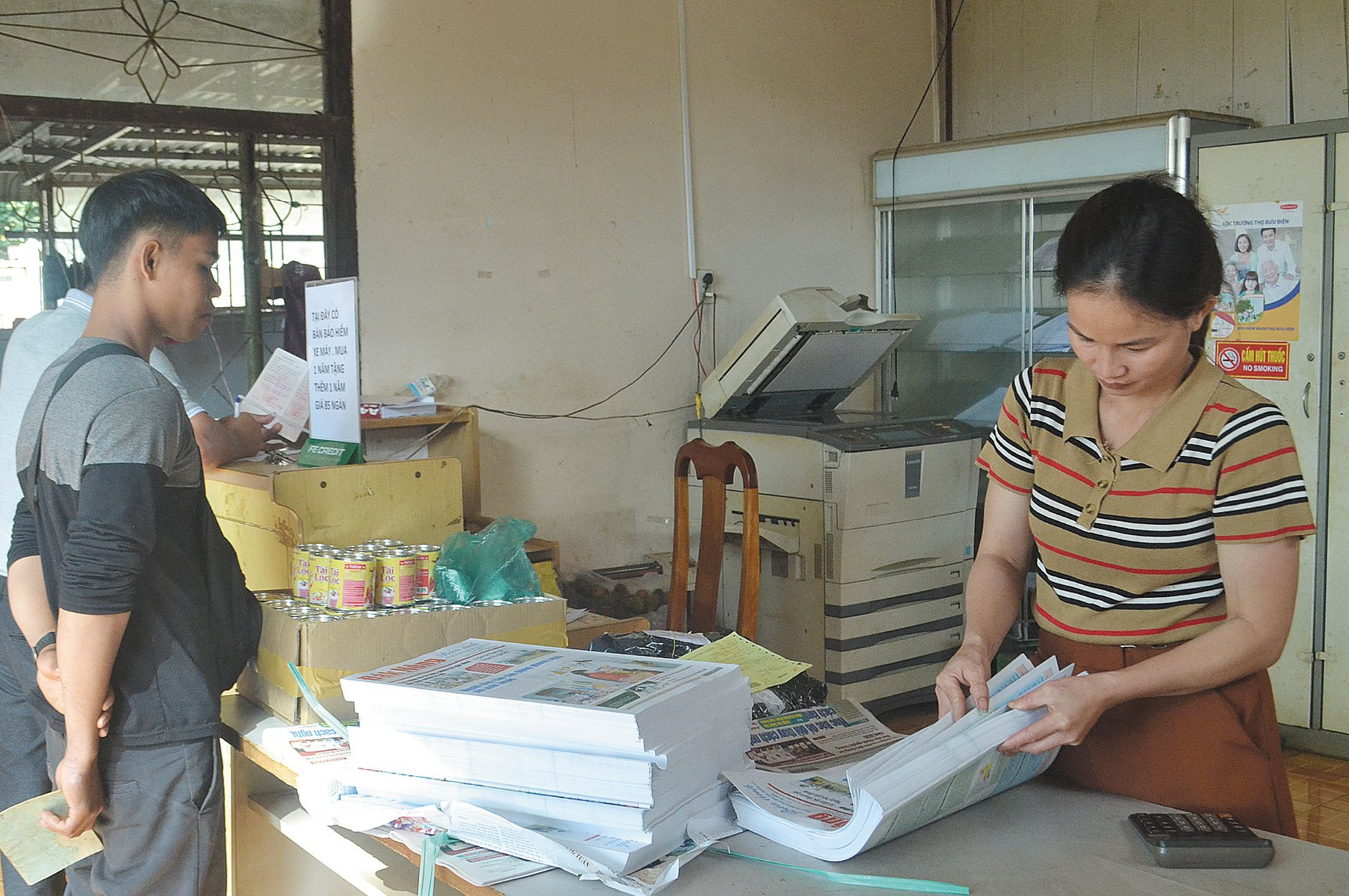 Nhân viên Bưu điện xã Trường Xuân chia phát báo về cơ sở