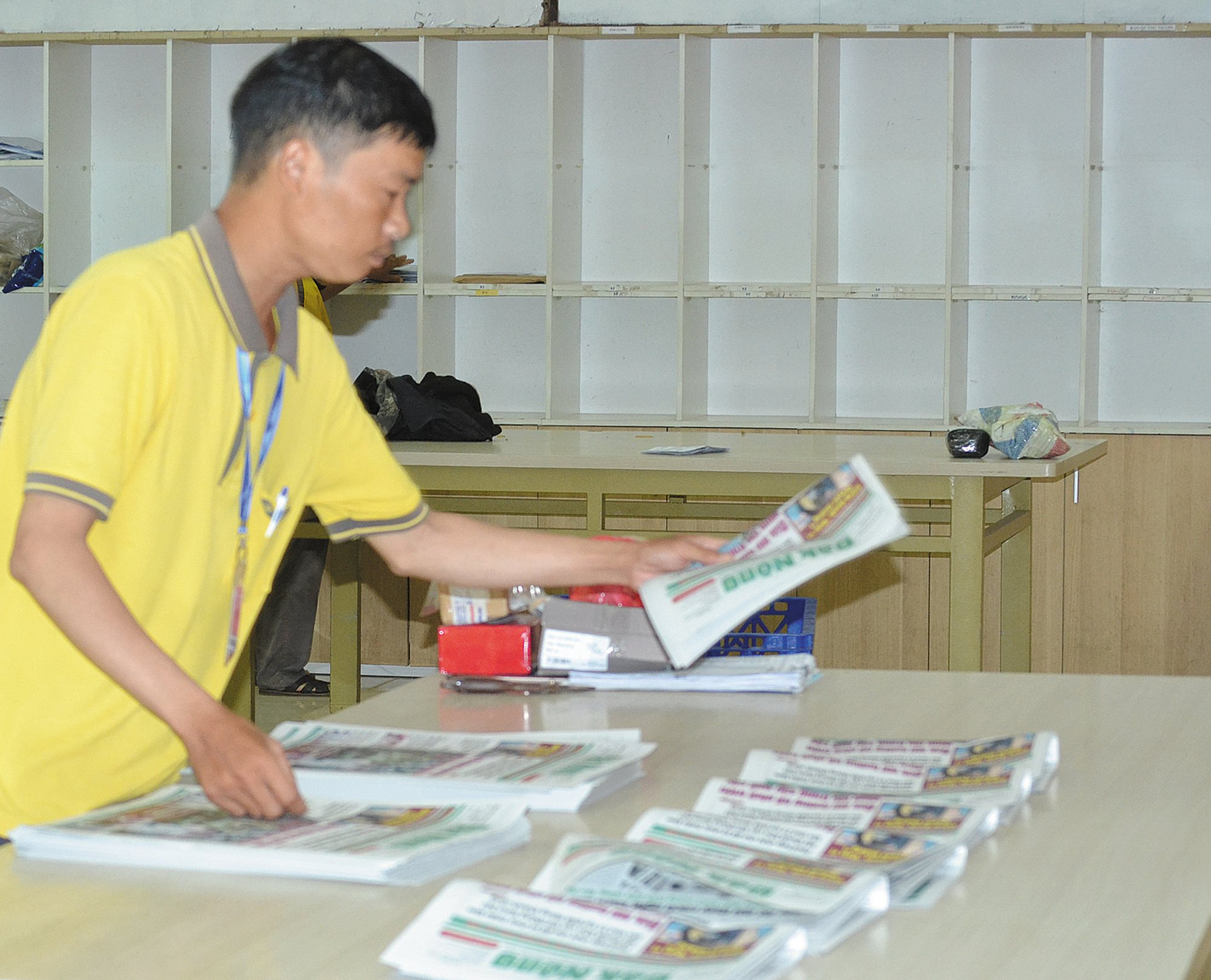 Nhân viên Bưu điện tỉnh chia Báo Đắk Nông để phát cho các sở, ban, ngành…