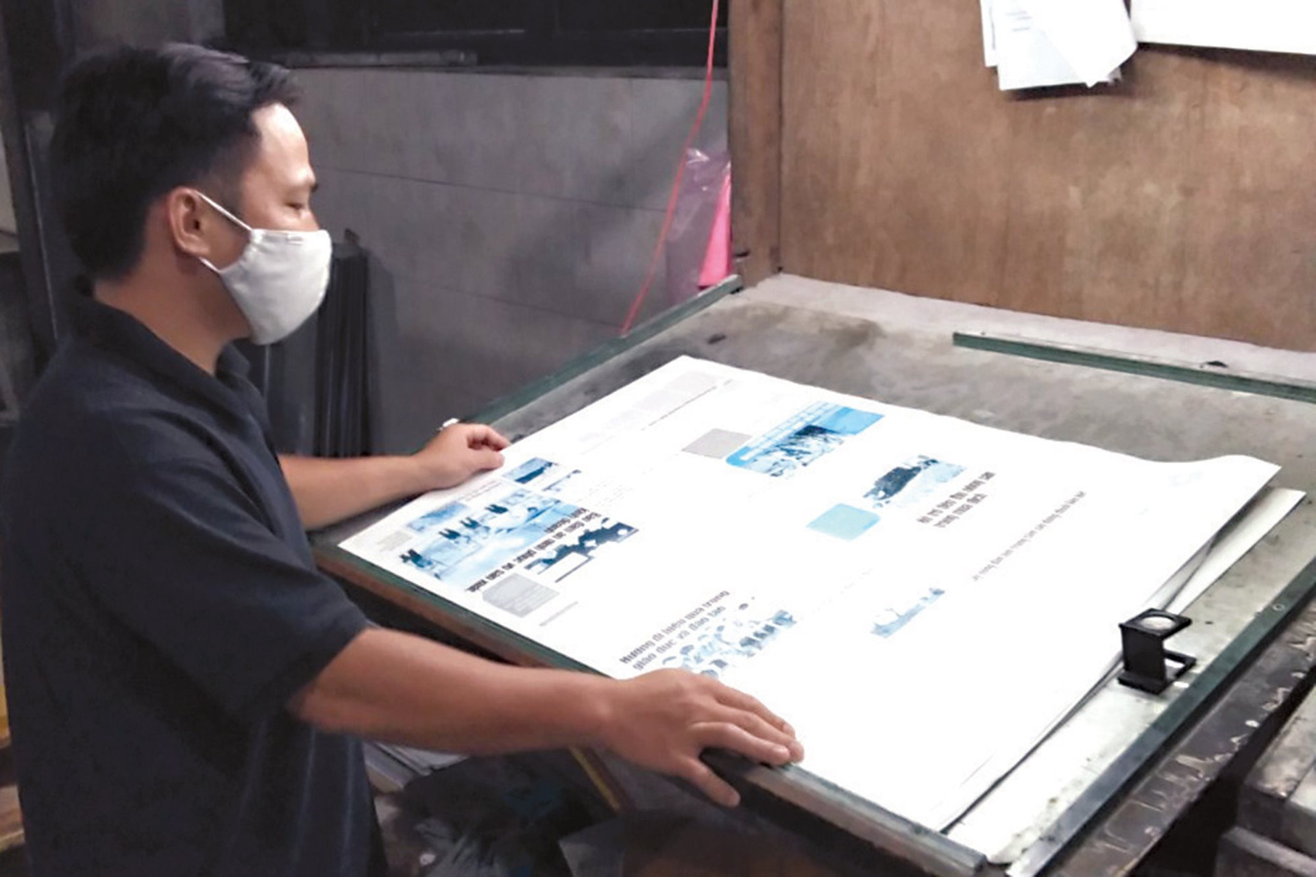 Bộ phận kỹ thuật Xưởng in của Công ty Cổ phần Sách - TBTH Đắk Nông theo dõi sản phẩm báo