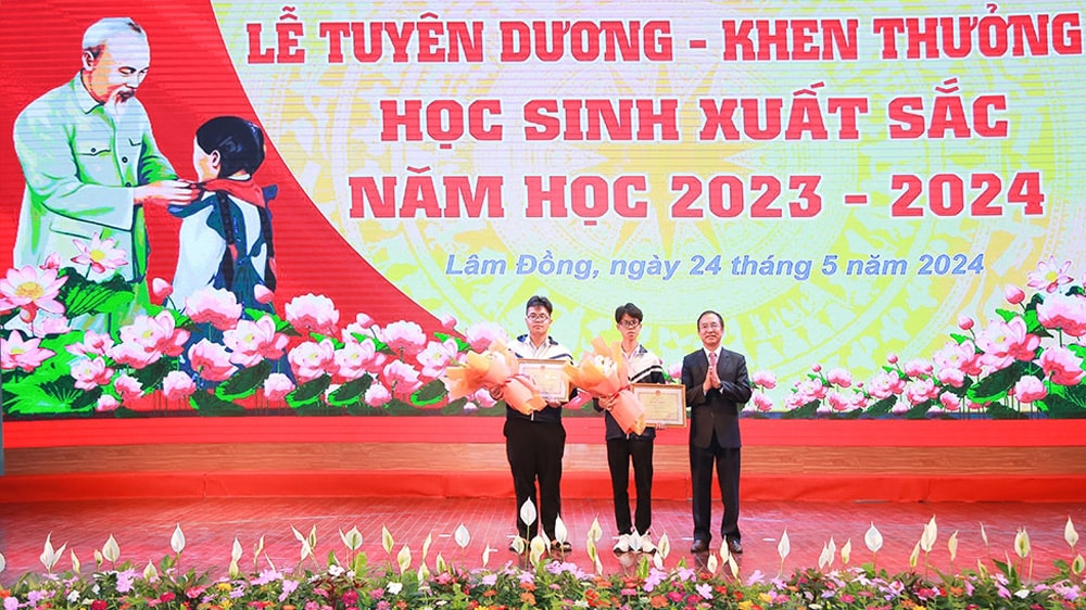 Lãnh đạo Sở GDĐT trao Bằng khen của Chủ tịch UBND cho hai học sinh đồng tác giả dự án đoạt giải Nhất cuộc thi Khoa học - Kỹ thuật cấp quốc gia và được chọn dự thi quốc tế (ISEF) tại Hoa Kỳ năm 2024