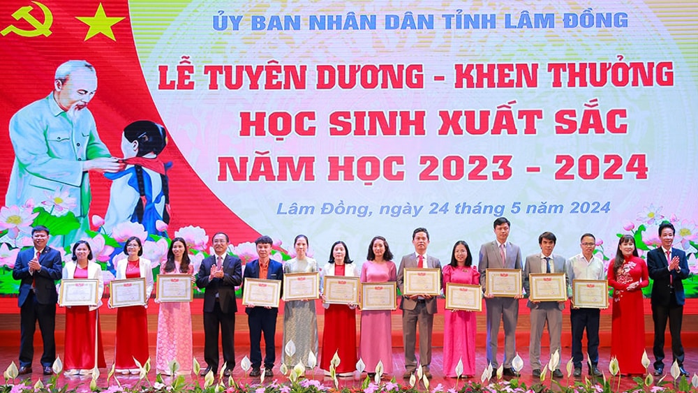 Lãnh đạo Sở GDĐT và lãnh đạo Công đoàn ngành Giáo dục tỉnh tặng Giấy khen cho giáo viên có thành tích trong bồi dưỡng học sinh giỏi năm học 2023-2024