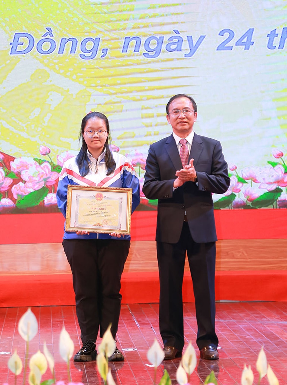 Lãnh đạo Sở GDĐT tặng Bằng khen của Chủ tịch UBND tỉnh cho em Võ Ngọc Ánh Linh - lớp 11 chuyên Tin, Trường THPT Chuyên Bảo Lộc đoạt giải Nhất nội dung Microsoft Office Powerpoint tại Cuộc thi Vô địch tin học Văn phòng thế giới vòng quốc gia
