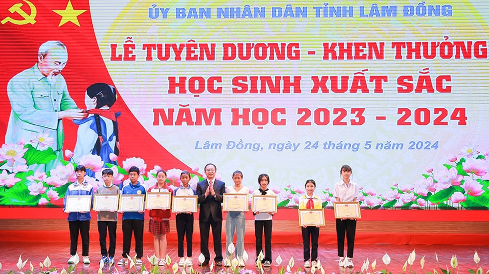 Tặng Bằng khen của Chủ tịch UBND cho các cá nhân có thành tích xuất sắc tại Hội khỏe Phù Đổng toàn quốc lần thứ X năm 2024, giai đoạn I, khu vực IV