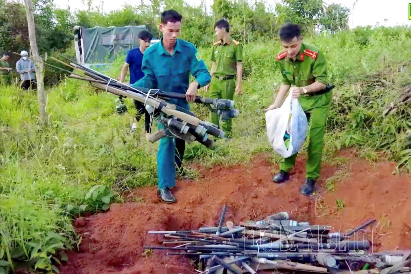 Công an huyện Đắk Glong tiêu hủy VK, VLN, CCHC