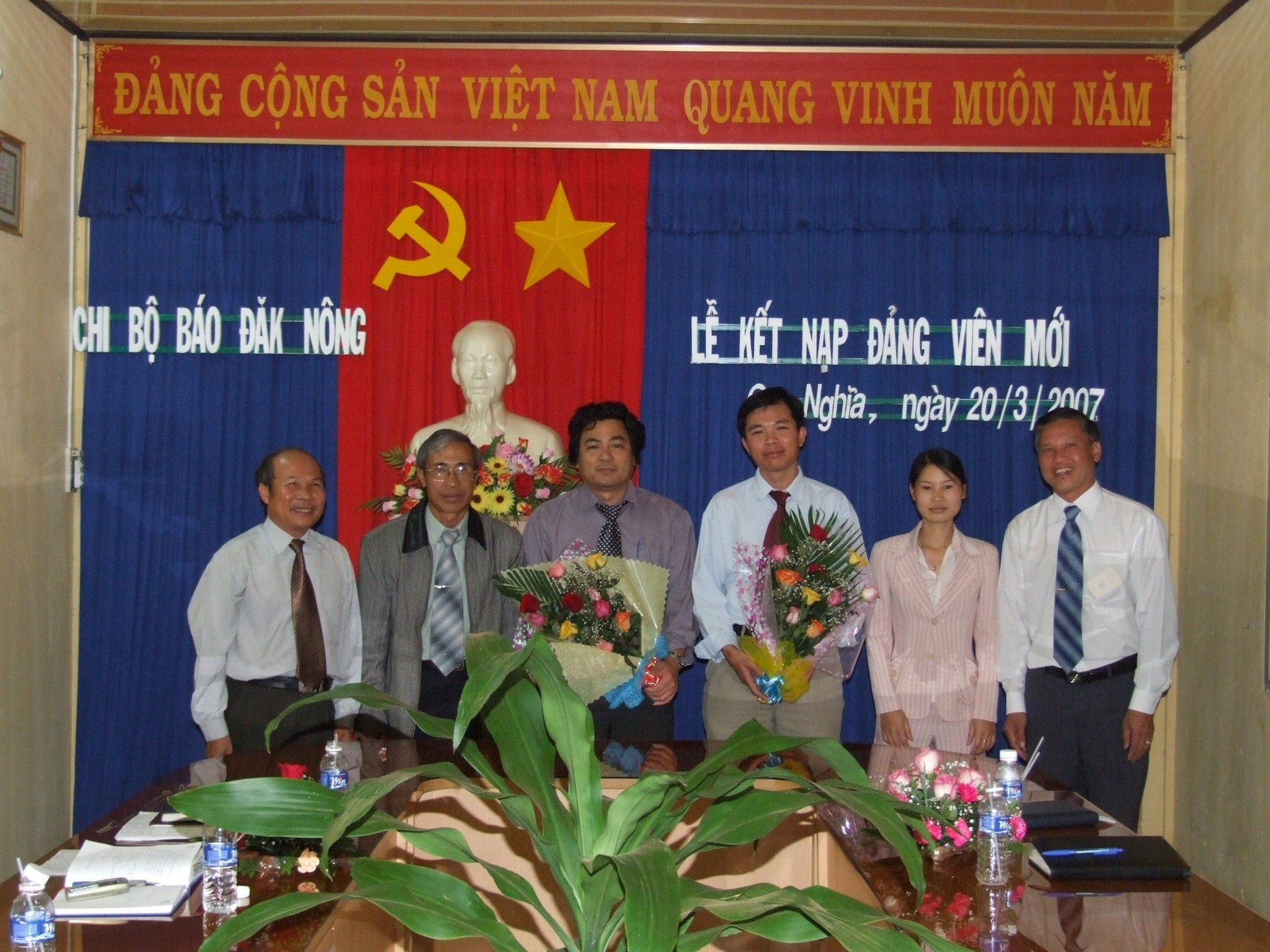 Chi bộ Báo Đắk Nông tổ chức kết nạp Đảng cho 2 đồng chí là Nguyễn Mạnh Hùng và Nguyễn Công Lý vào ngày 20/3/2007
