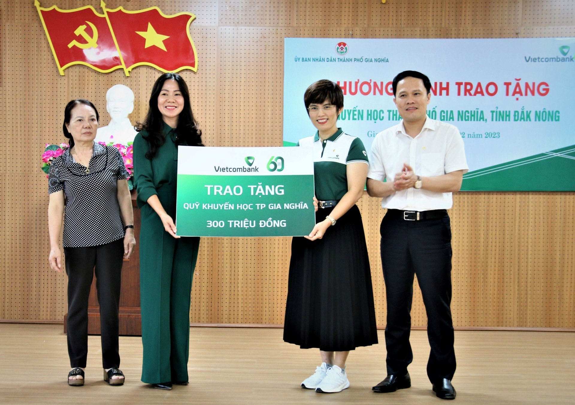 Ông Lê Kỳ (ngoài cùng bên trái) và bà Đậu Thị Kim Nhung (thứ hai từ trái qua) trao bảng tượng trưng 300 triệu đồng cho đại diện Qũy khuyến học TP. Gia Nghĩa.