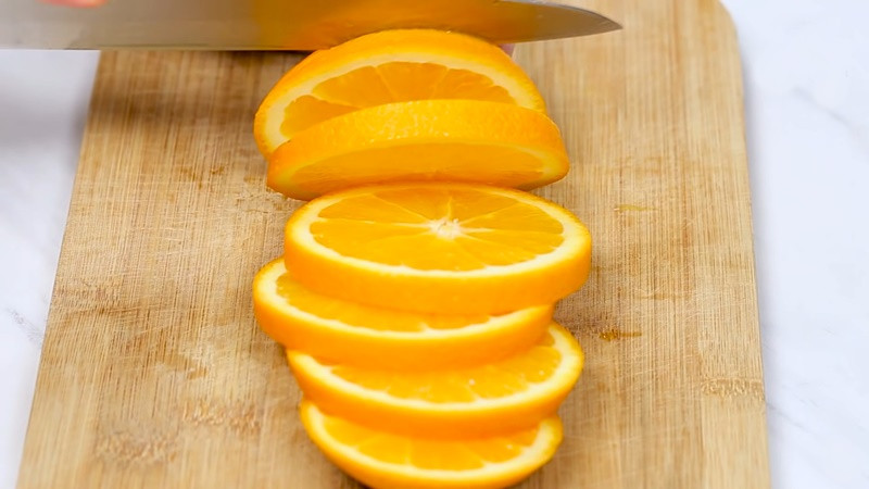 Cắt cam thành nhiều miếng mỏng